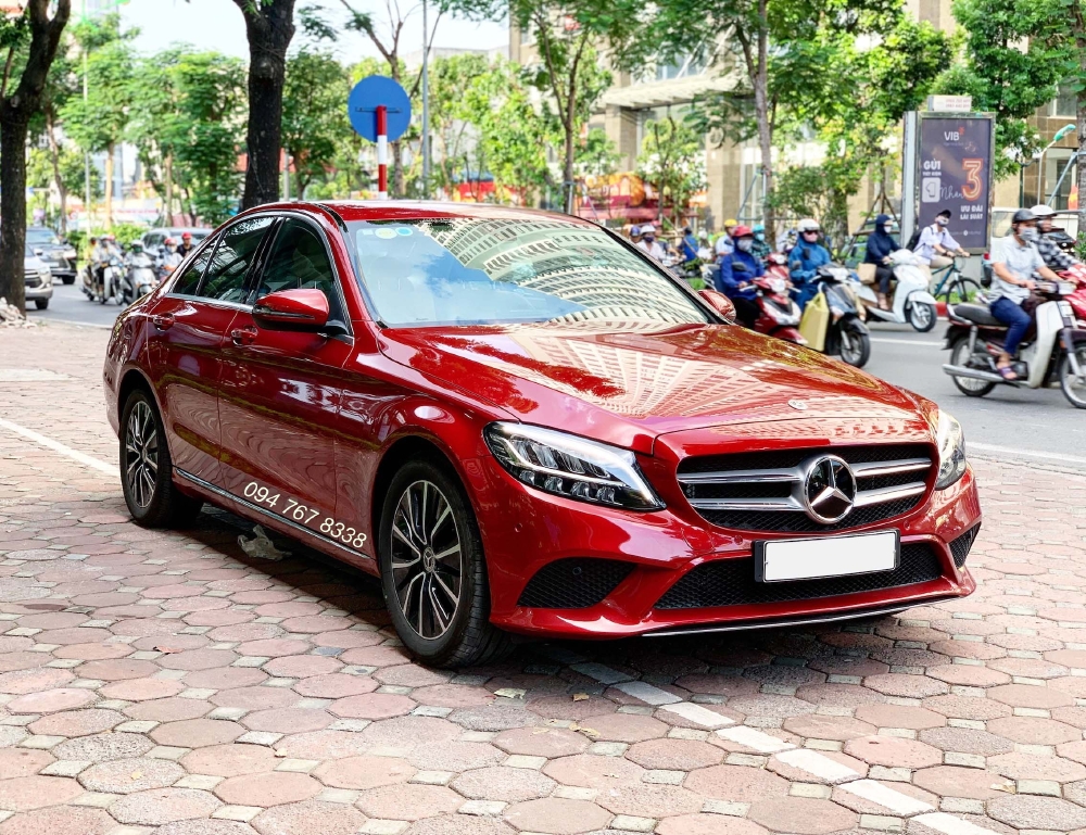 Cần bán gấp Mercedes C200 2019 màu Đỏ chạy lướt giá cực tốt
