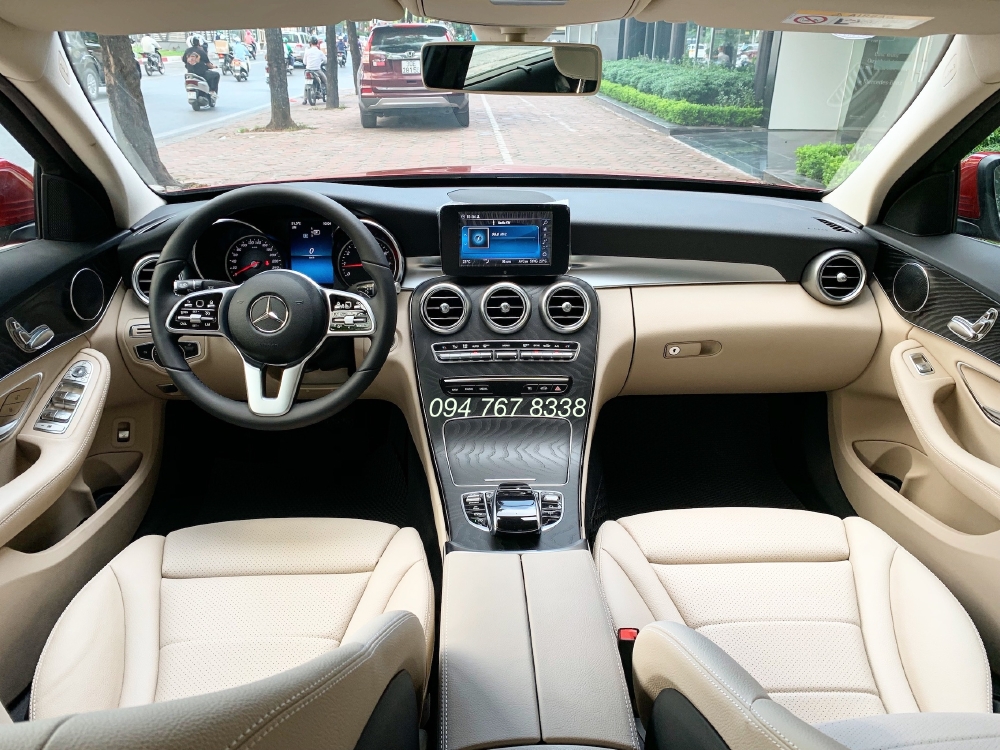 Cần bán gấp Mercedes C200 2019 màu Đỏ chạy lướt giá cực tốt