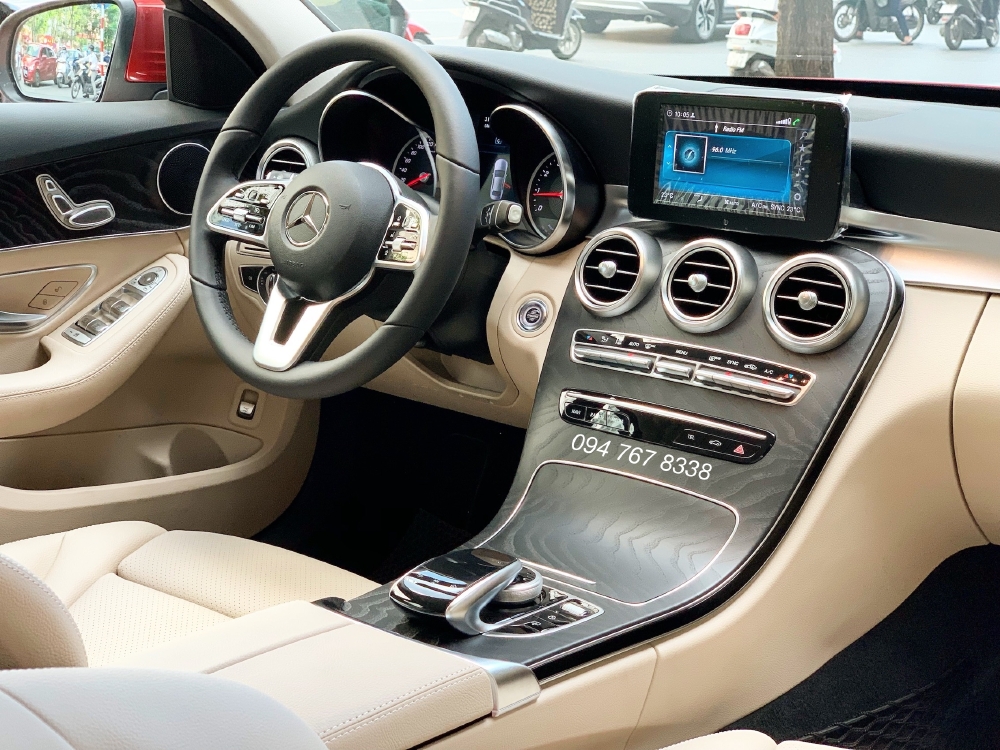 Cần bán gấp Mercedes C200 2019 màu Đỏ chạy lướt giá cực tốt
