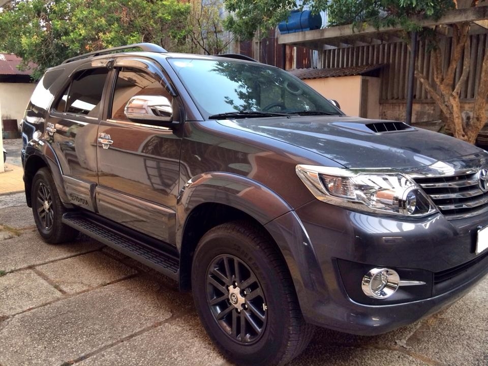 Bán Toyota Fortuner số sàn 2016 máy dầu Xám chì xe rất mới