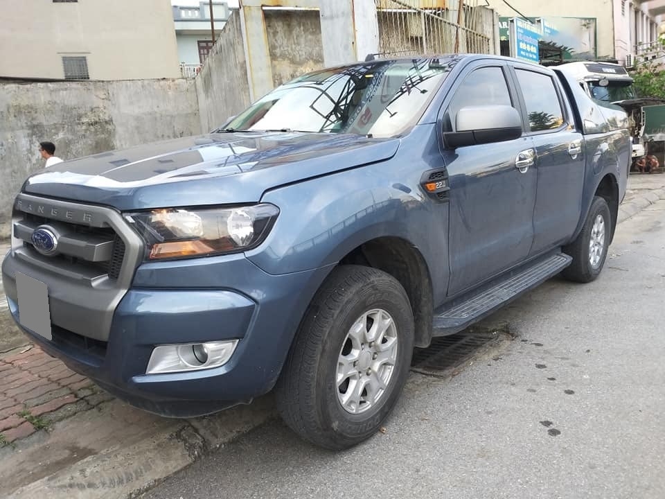 Bán Ford Ranger XLS 2018 số sàn máy dầu một cầu xám xanh ít đi.