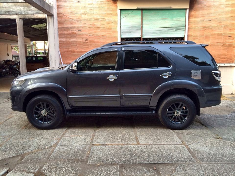 Bán Toyota Fortuner số sàn 2016 máy dầu Xám chì xe rất mới