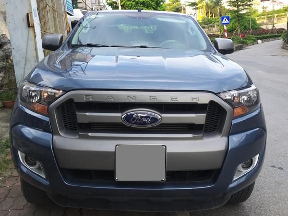 Bán Ford Ranger XLS 2018 số sàn máy dầu một cầu xám xanh ít đi.