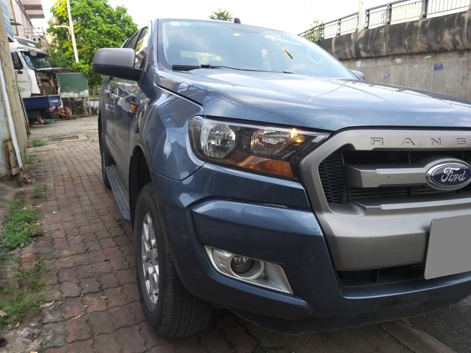 Bán Ford Ranger XLS 2018 số sàn máy dầu một cầu xám xanh ít đi.