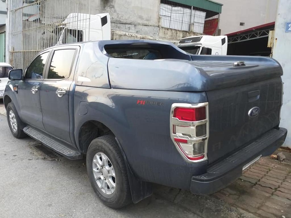 Bán Ford Ranger XLS 2018 số sàn máy dầu một cầu xám xanh ít đi.