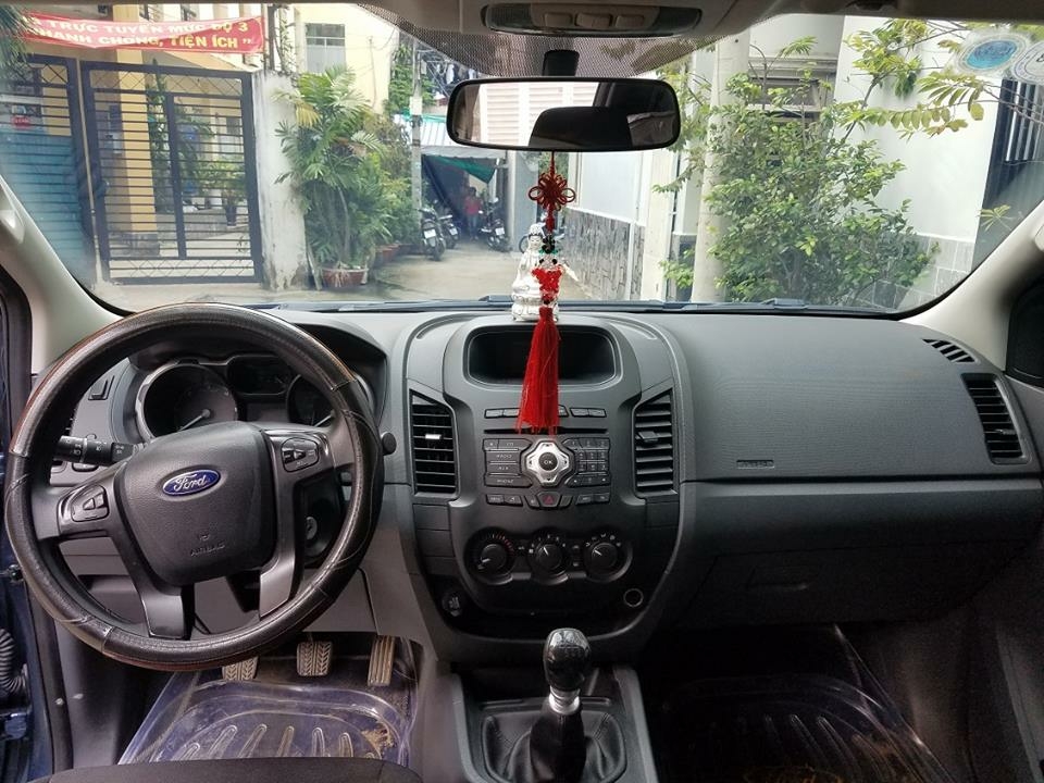 Bán Ford Ranger XLS 2018 số sàn máy dầu một cầu xám xanh ít đi.