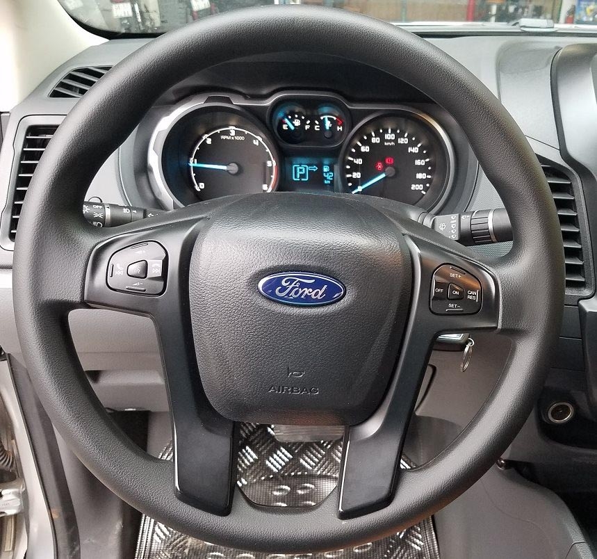Bán Ford Ranger XLS 2018 số sàn máy dầu một cầu xám xanh ít đi.