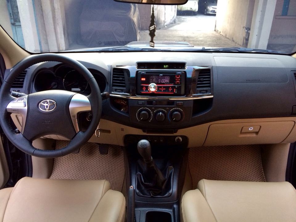 Bán Toyota Fortuner số sàn 2016 máy dầu Xám chì xe rất mới