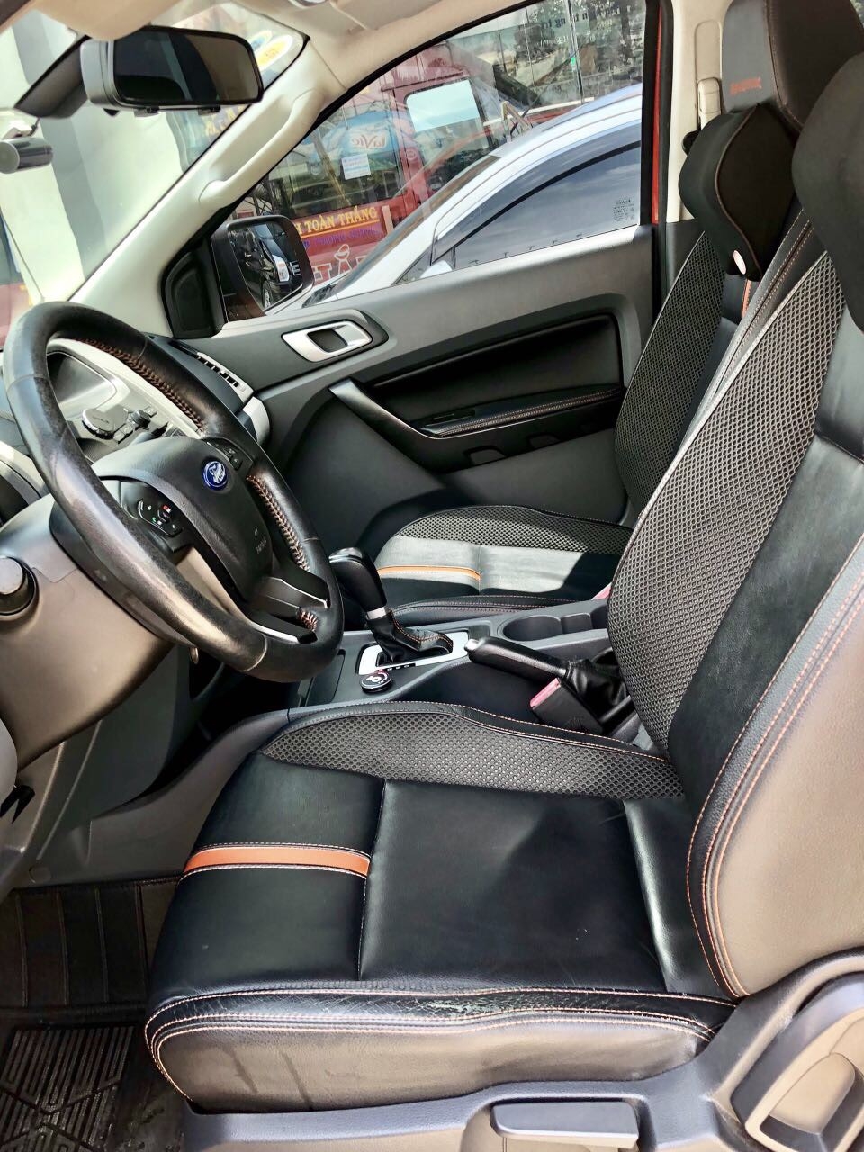Ranger Wiltrack 2.2L màu đỏ.Xe bán tại hãng Ford