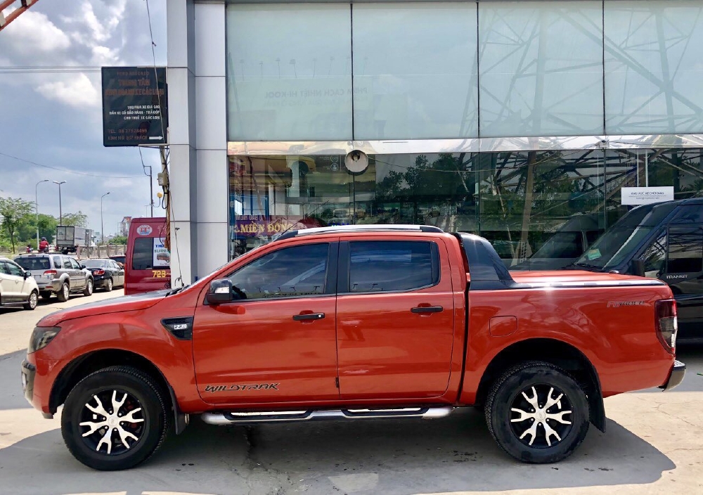 Ranger Wiltrack 2.2L màu đỏ.Xe bán tại hãng Ford