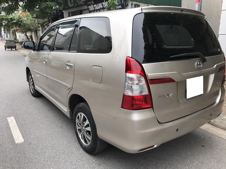 Cần bán xe Innova 2015, số sàn, màu vàng cát, g