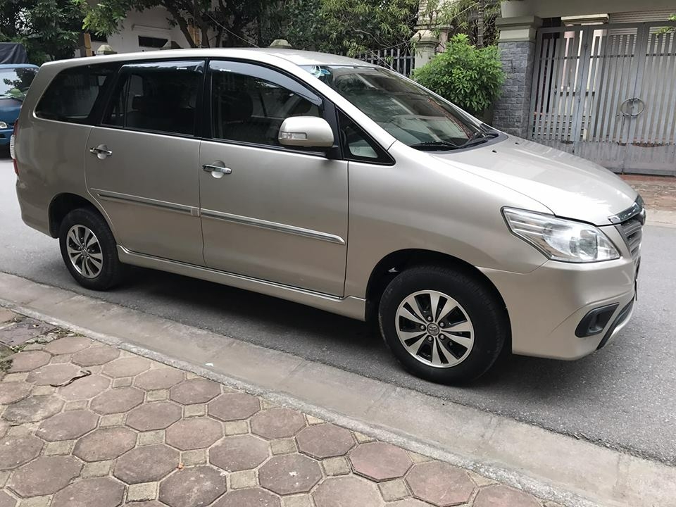 Cần bán xe Innova 2015, số sàn, màu vàng cát, g