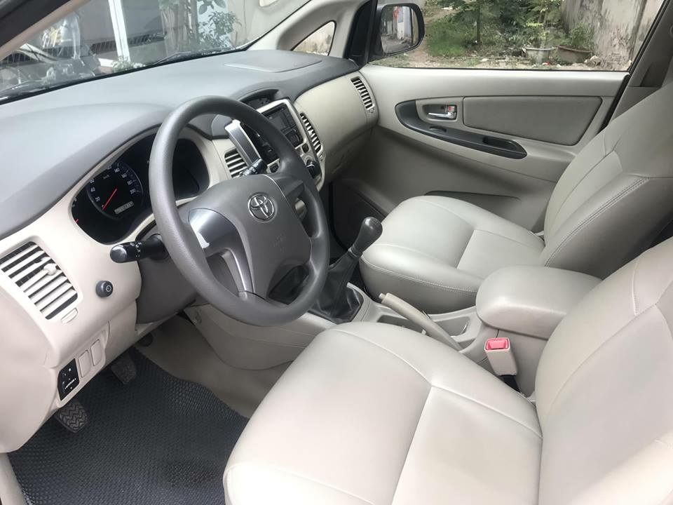 Cần bán xe Innova 2015, số sàn, màu vàng cát, g