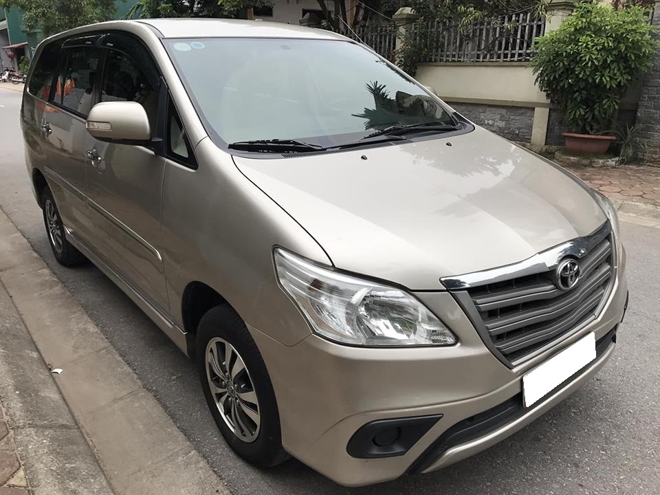 Cần bán xe Innova 2015, số sàn, màu vàng cát, g