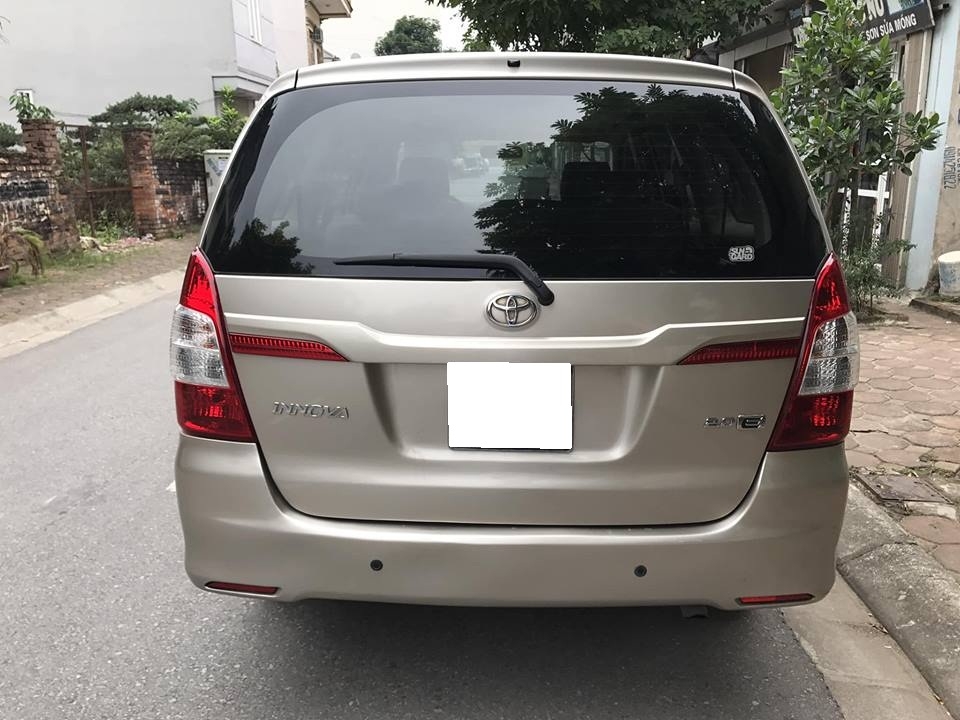 Cần bán xe Innova 2015, số sàn, màu vàng cát, g