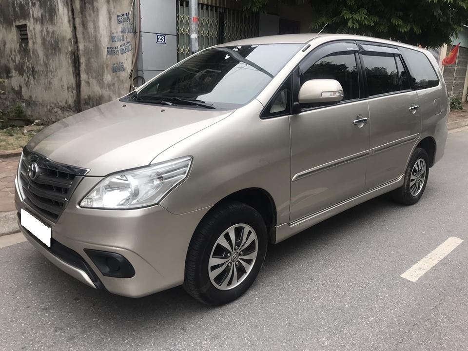 Cần bán xe Innova 2015, số sàn, màu vàng cát, g