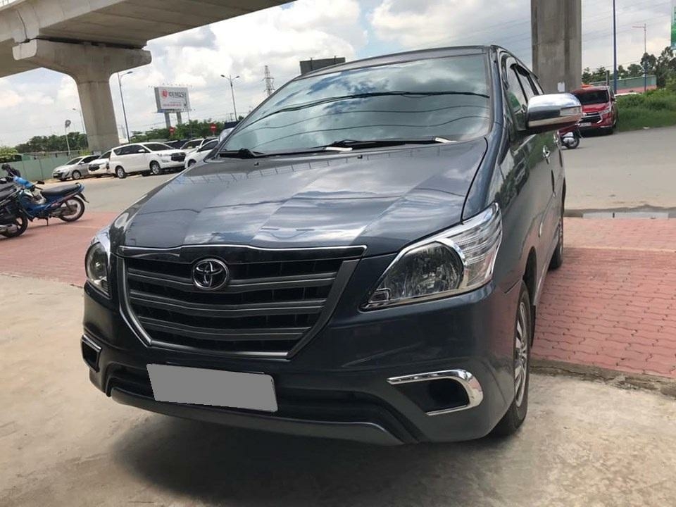 Cần bán xe Innova 2016, số sàn, máy xăng, màu xám,