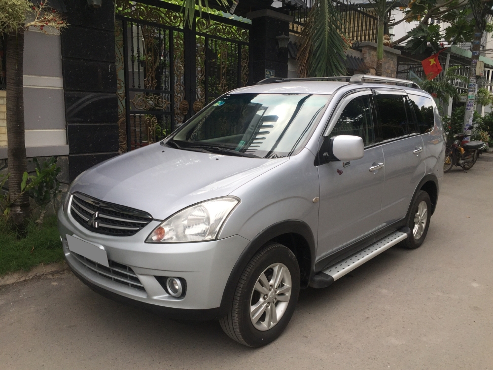 Bán Mitsubishi Zinger 2010 tự động màu bạc xe gia đình