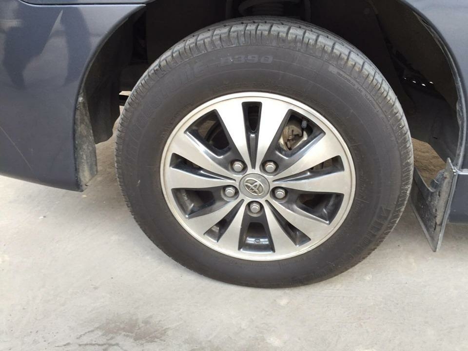 Cần bán xe Innova 2016, số sàn, máy xăng, màu xám,