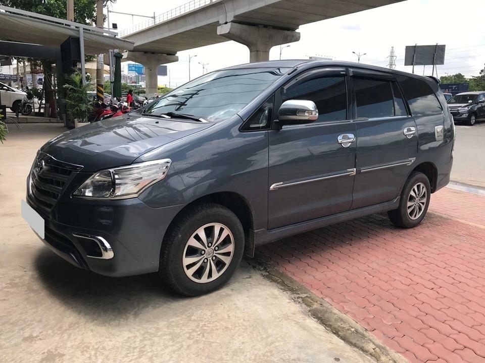 Cần bán xe Innova 2016, số sàn, máy xăng, màu xám,