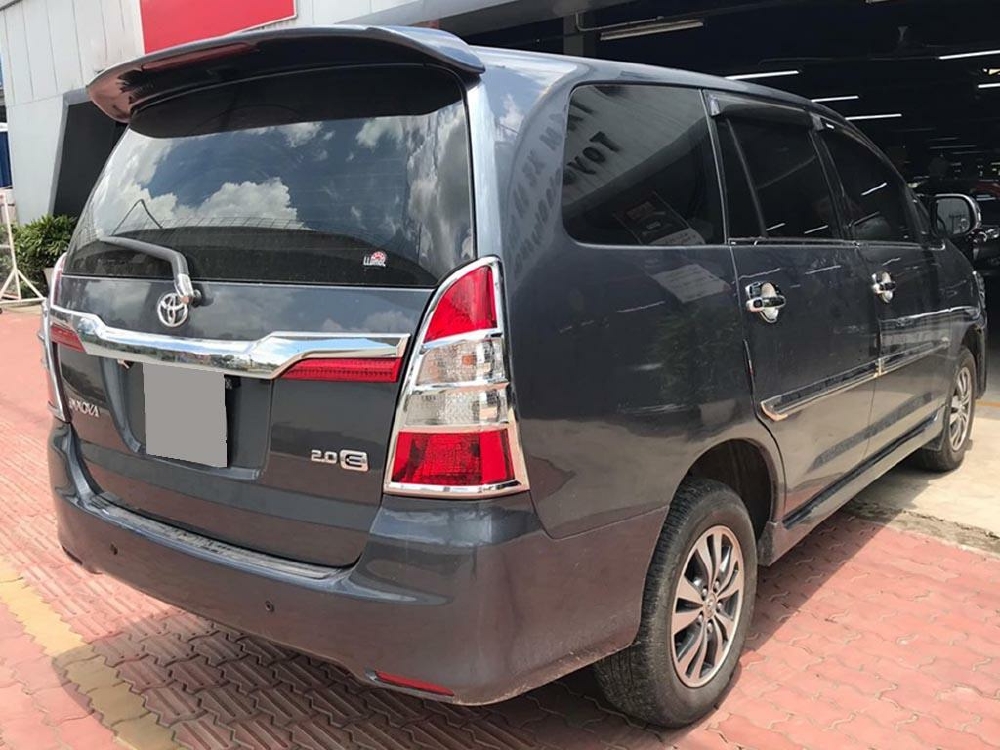 Cần bán xe Innova 2016, số sàn, máy xăng, màu xám,