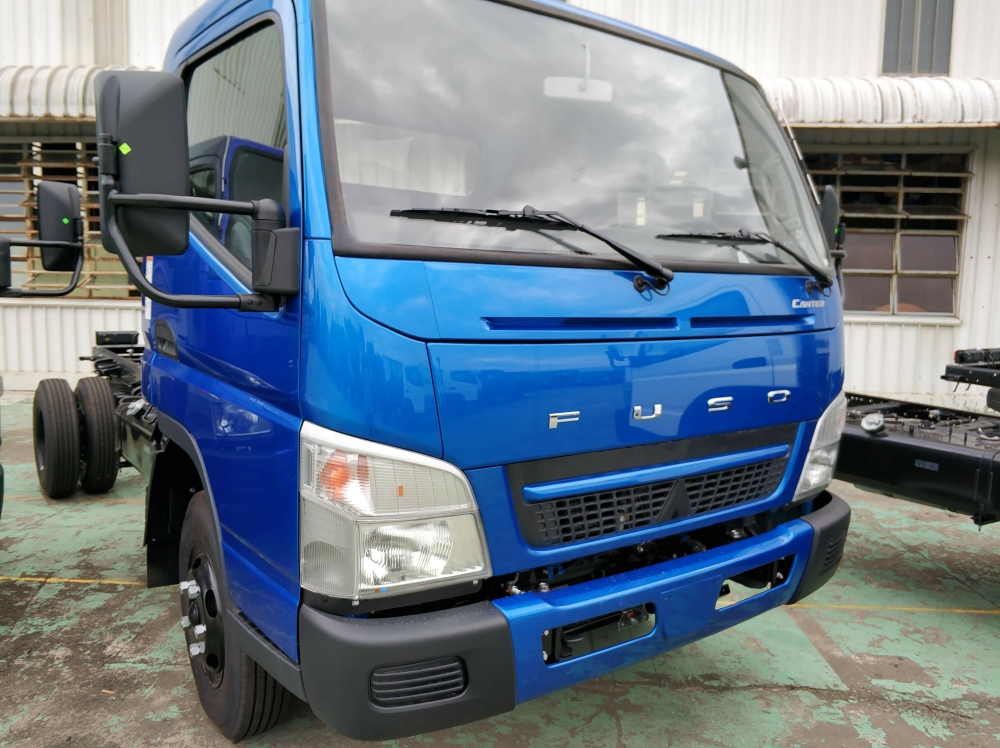 Xe tải Nhật Bản tải trọng 1,9 tấn Mitsubishi Fuso canter 4.99 giá tốt nhất