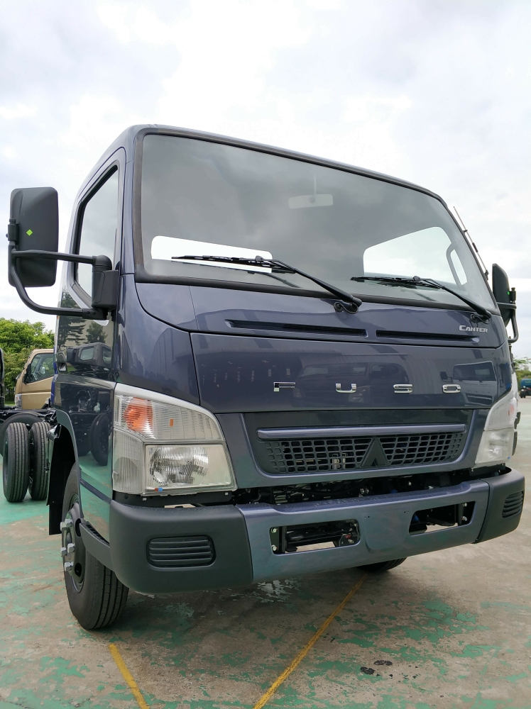 Xe tải Nhật Bản tải trọng 1,9 tấn Mitsubishi Fuso canter 4.99 giá tốt nhất
