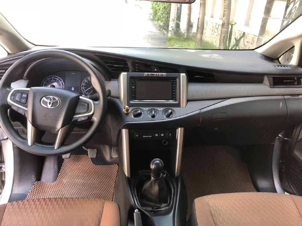 Bán Toyota Innova 2019 số sàn màu Xám xe gia đình chính chủ.