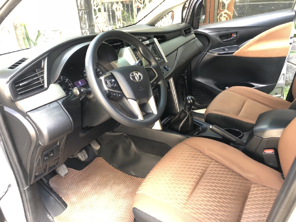 Bán Toyota Innova 2019 số sàn màu Xám xe gia đình chính chủ.