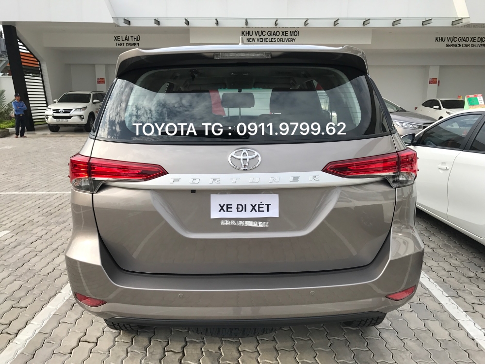FORTUNER máy dầu số sàn, màu đồng, có xe giao ngay. Ưu đãi tốt trong tháng 11.