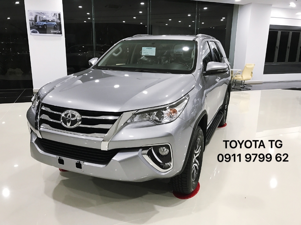 FORTUNER máy dầu số sàn, màu bạc giao ngay. Ưu đãi tốt trong tháng 11.