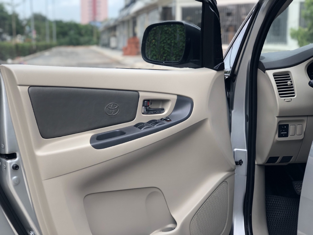Cần Bán xe Toyota Innova 2.0E, Model 2015, màu Bạc!!