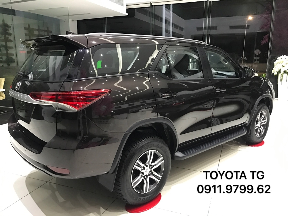 FORTUNER máy dầu số sàn, màu nâu giao ngay. Ưu đãi tốt trong tháng 11.