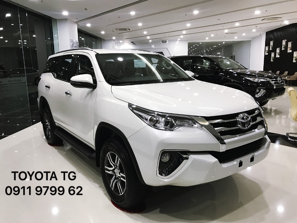 FORTUNER máy dầu số tự động, màu trắng ngọc trai giao ngay. Ưu đãi tốt trong tháng 11.