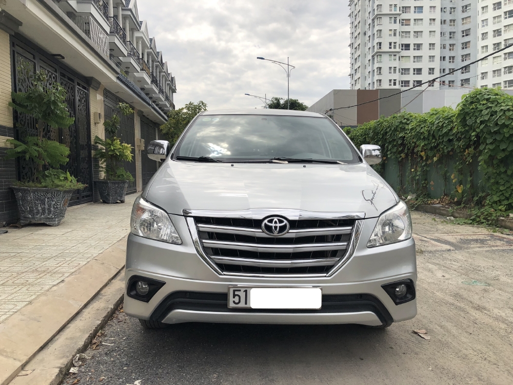 Cần Bán xe Toyota Innova 2.0E, Model 2015, màu Bạc!!