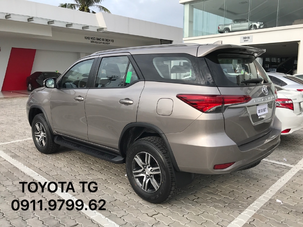 FORTUNER máy dầu số sàn, màu đồng, có xe giao ngay. Ưu đãi tốt trong tháng 11.