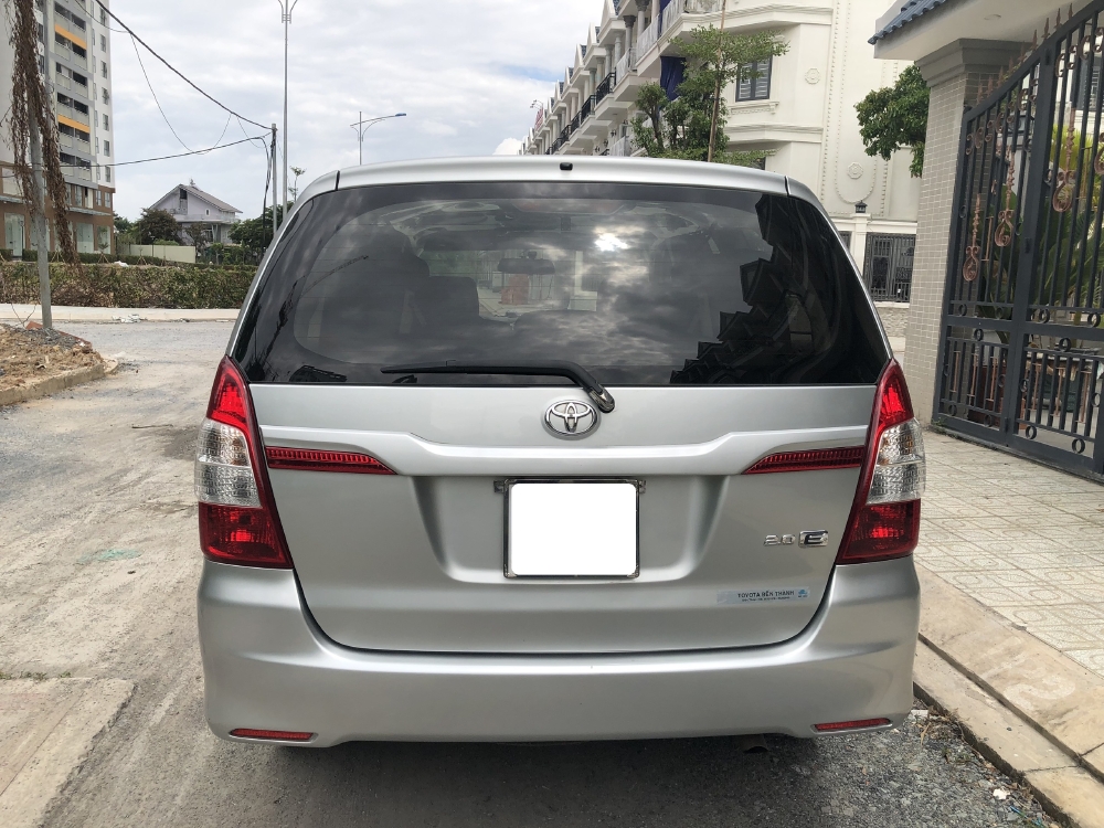 Cần Bán xe Toyota Innova 2.0E, Model 2015, màu Bạc!!