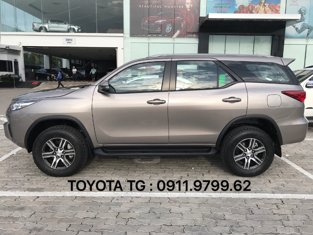 FORTUNER máy dầu số sàn, màu đồng, có xe giao ngay. Ưu đãi tốt trong tháng 11.