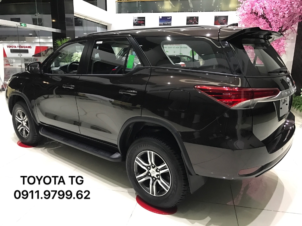 FORTUNER máy dầu số sàn, màu nâu giao ngay. Ưu đãi tốt trong tháng 11.