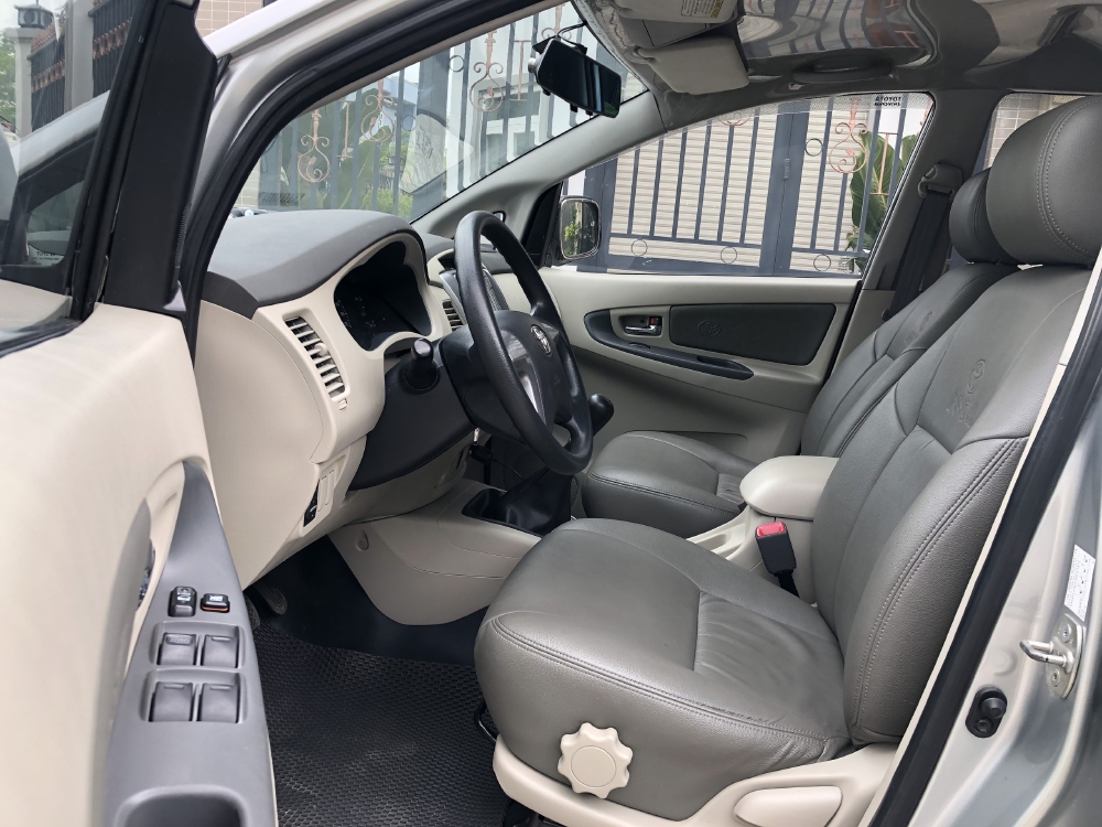 Cần Bán xe Toyota Innova 2.0E, Model 2015, màu Bạc!!