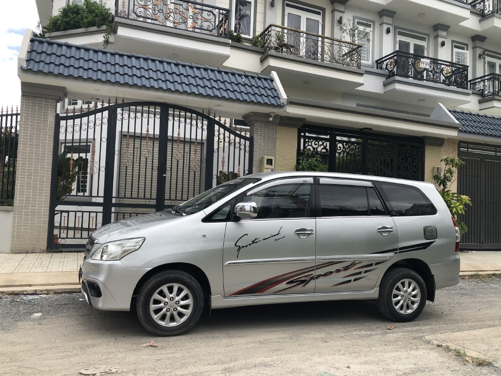 Cần Bán xe Toyota Innova 2.0E, Model 2015, màu Bạc!!