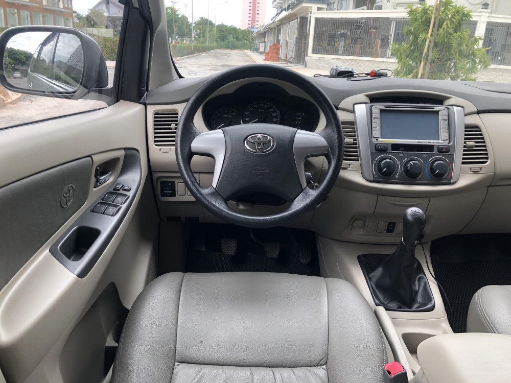 Cần Bán xe Toyota Innova 2.0E, Model 2015, màu Bạc!!