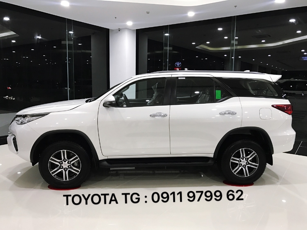 FORTUNER máy dầu số tự động, màu trắng ngọc trai giao ngay. Ưu đãi tốt trong tháng 11.