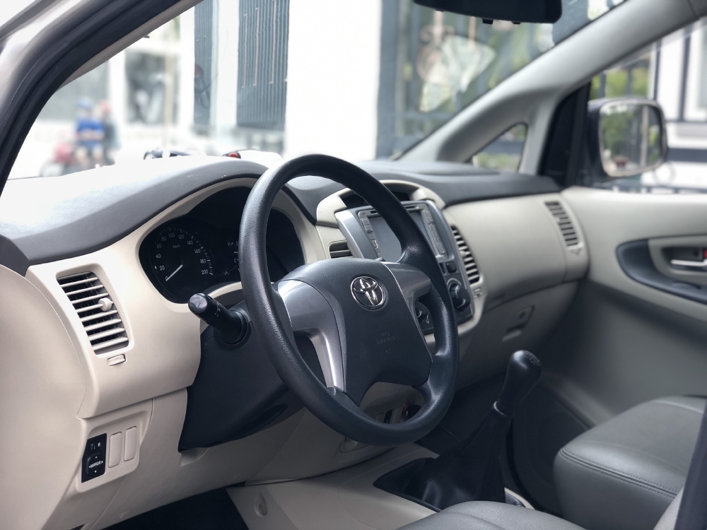 Cần Bán xe Toyota Innova 2.0E, Model 2015, màu Bạc!!