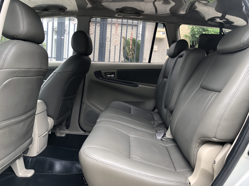 Cần Bán xe Toyota Innova 2.0E, Model 2015, màu Bạc!!