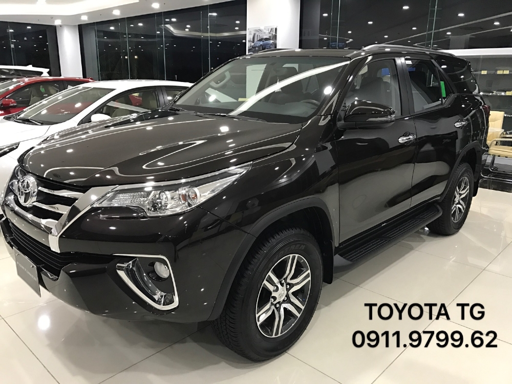 FORTUNER máy dầu số tự động, màu nâu giao ngay. Ưu đãi tốt trong tháng 11.