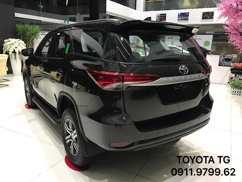 FORTUNER máy dầu số sàn, màu nâu giao ngay. Ưu đãi tốt trong tháng 11.