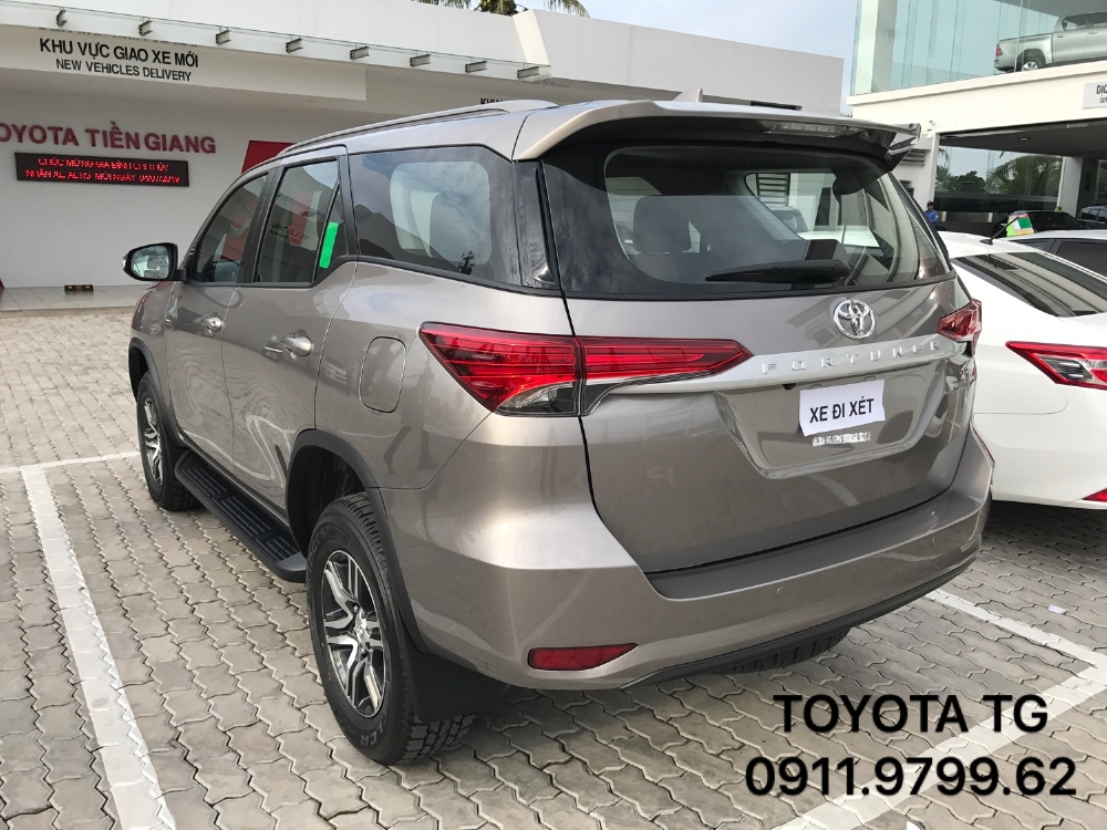 FORTUNER máy dầu số sàn, màu đồng, có xe giao ngay. Ưu đãi tốt trong tháng 11.