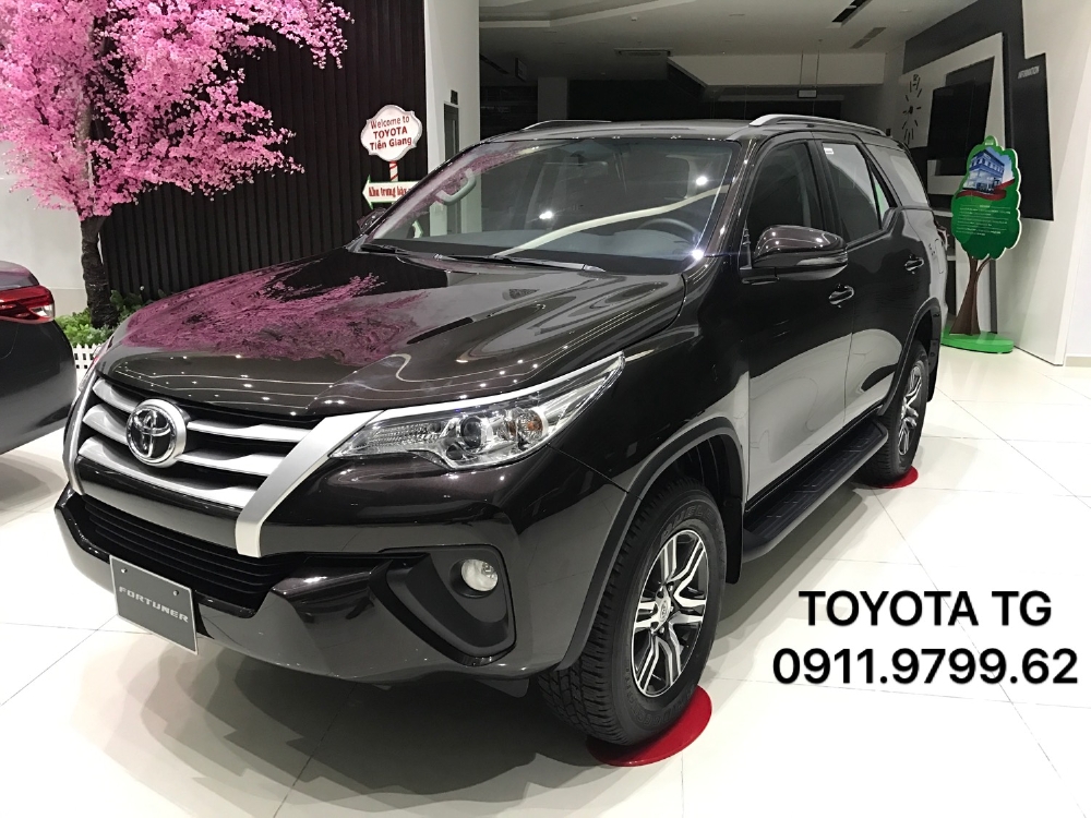 FORTUNER máy dầu số sàn, màu nâu giao ngay. Ưu đãi tốt trong tháng 11.