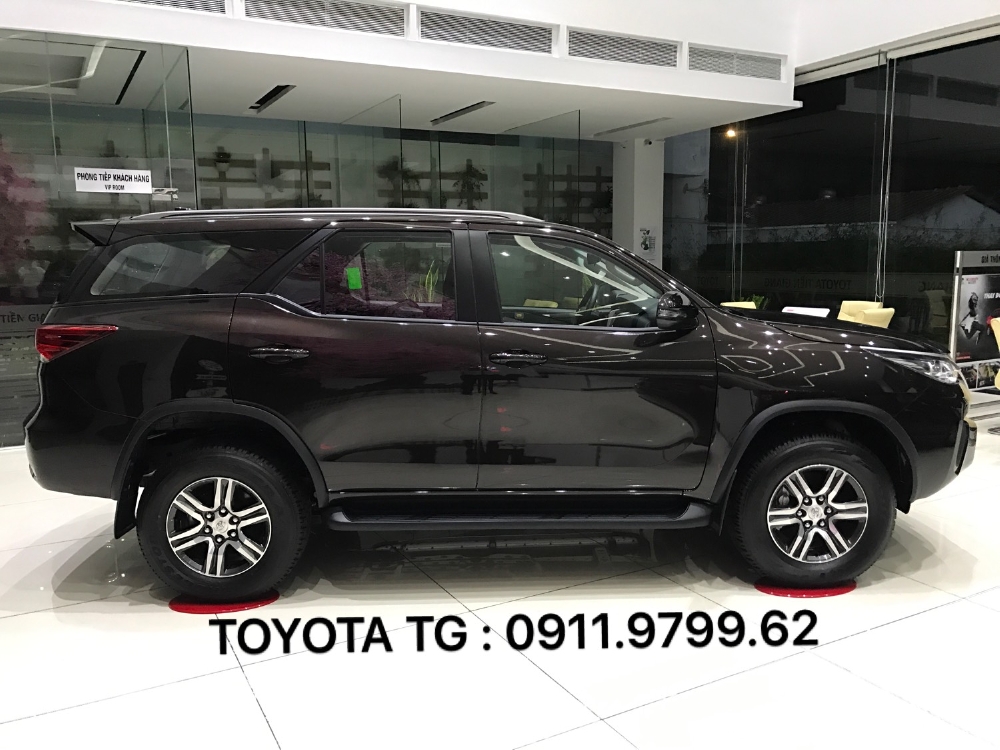 FORTUNER máy dầu số sàn, màu nâu giao ngay. Ưu đãi tốt trong tháng 11.
